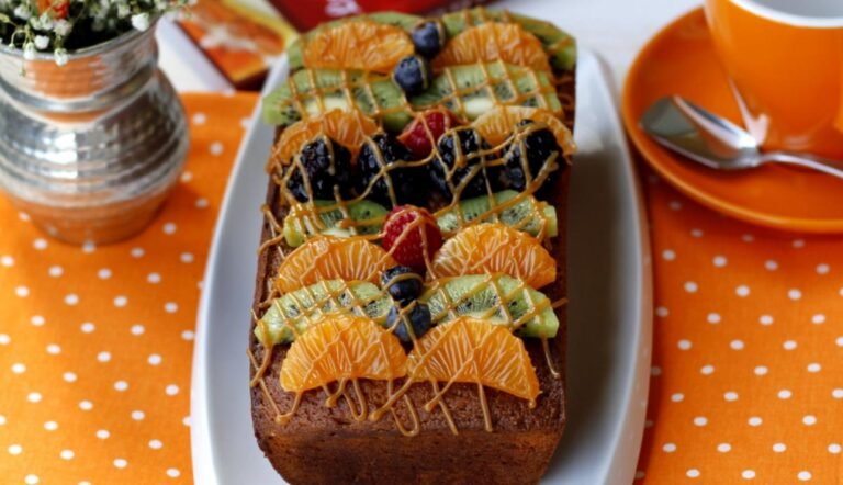 postre con dulce de leche y frutas frescas