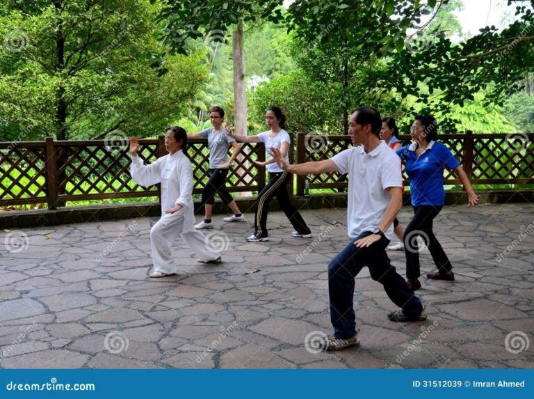 practicantes de tai chi en un parque