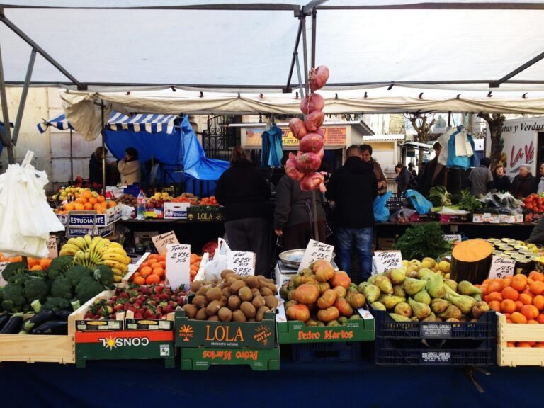 productos frescos en mercado local