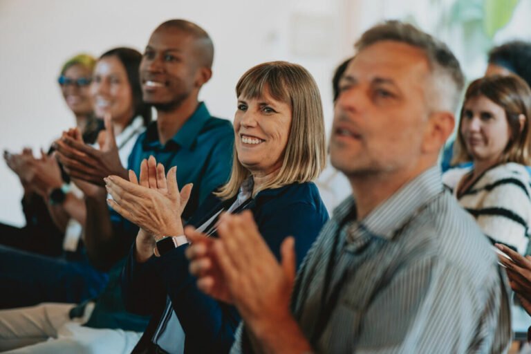 propietarios en reunion de condominios