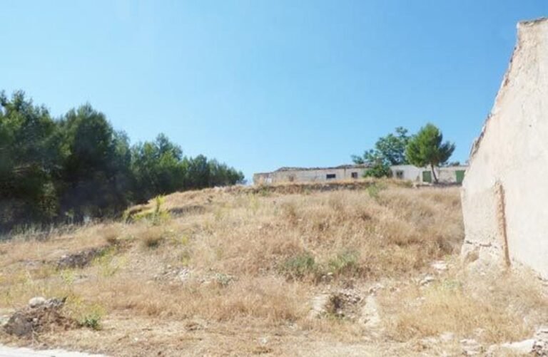 pueblo andaluz con terrenos disponibles