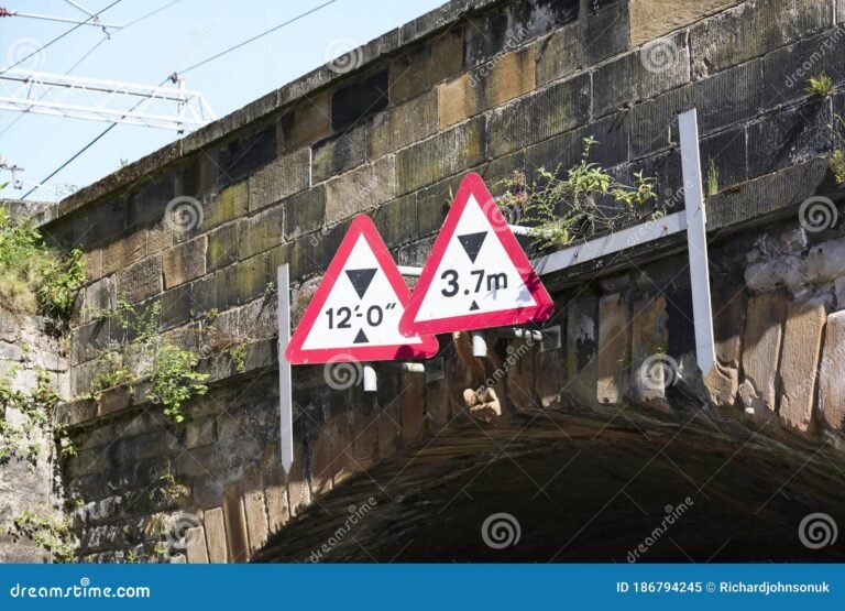 puente con trafico y senal de restriccion