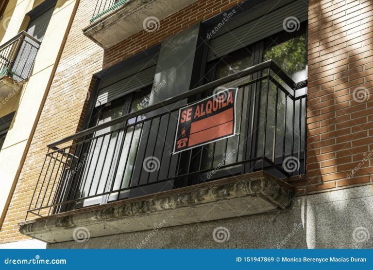 puerta cerrada con cartel de alquiler