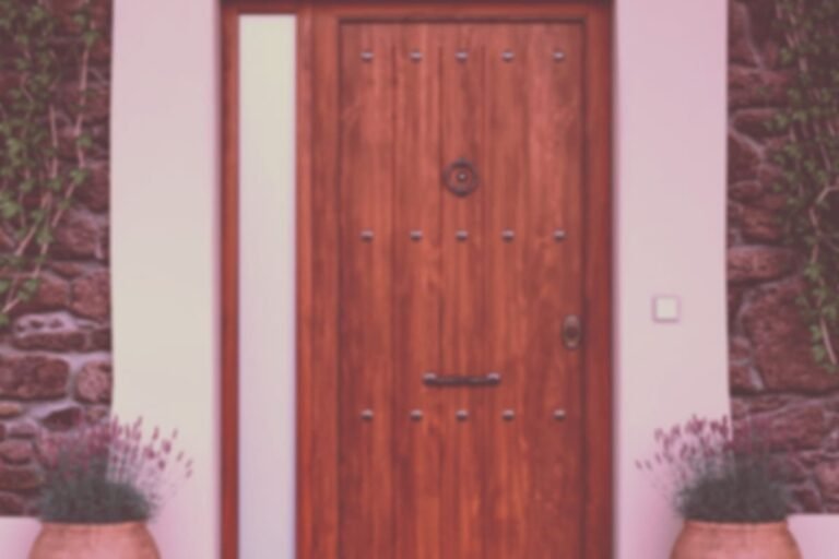 puerta de exterior simil madera elegante