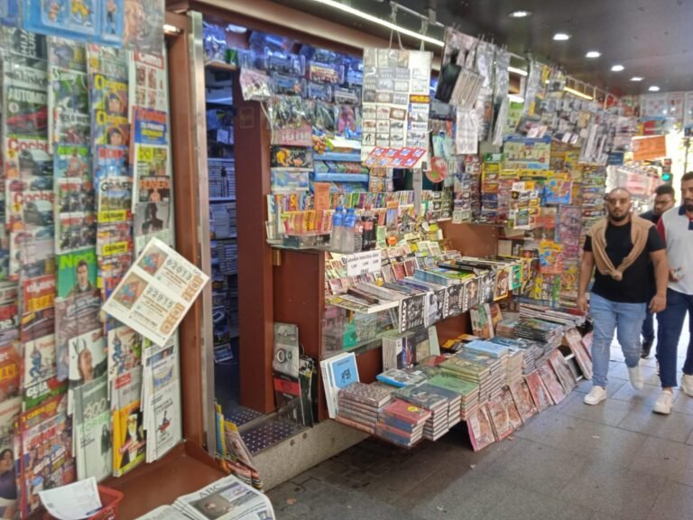 quiosco de periodicos con revistas variadas