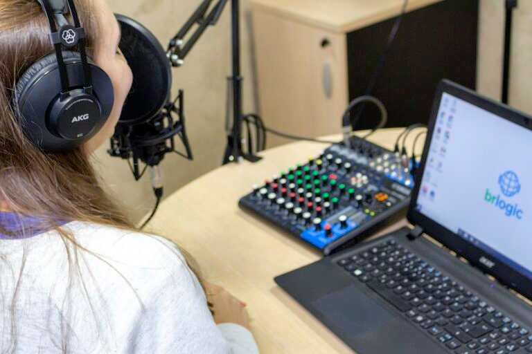 radio en vivo con auriculares y computadora