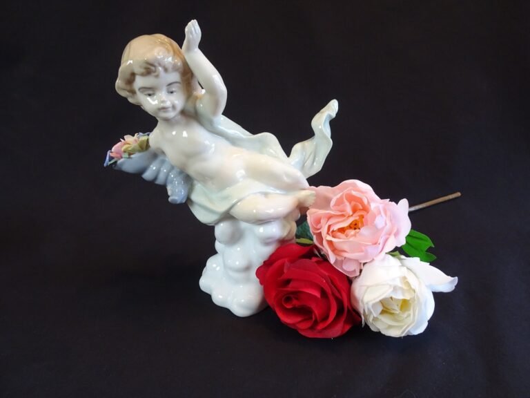 ramo de flores y una pequena estatua