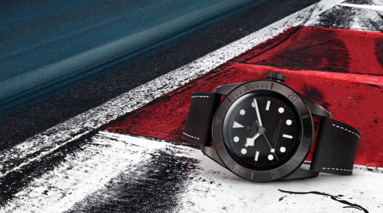 reloj y carretera representando velocidad