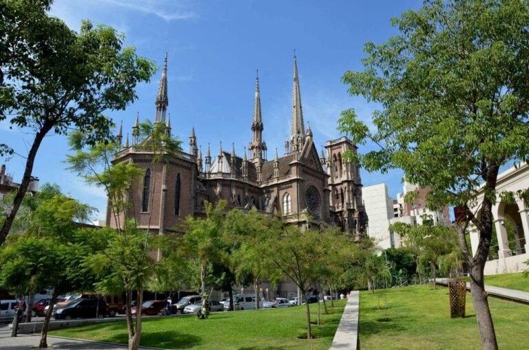 remis en una ciudad moderna y vibrante