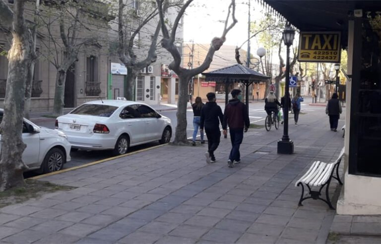 remis esperando en la calle