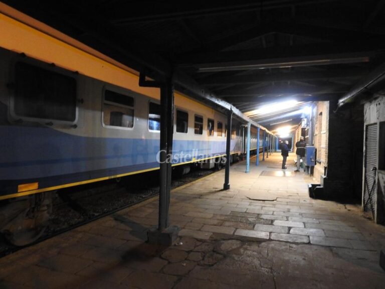 remis esperando en una estacion de tren