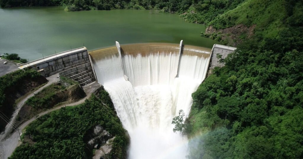 represa hidroelectrica con paisaje natural