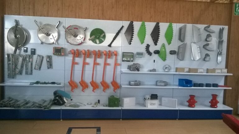 repuestos en estantes de ferreteria