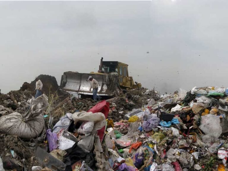 residuos mal gestionados en un basurero