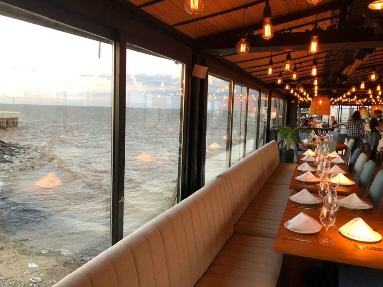 restaurante elegante con vista al rio