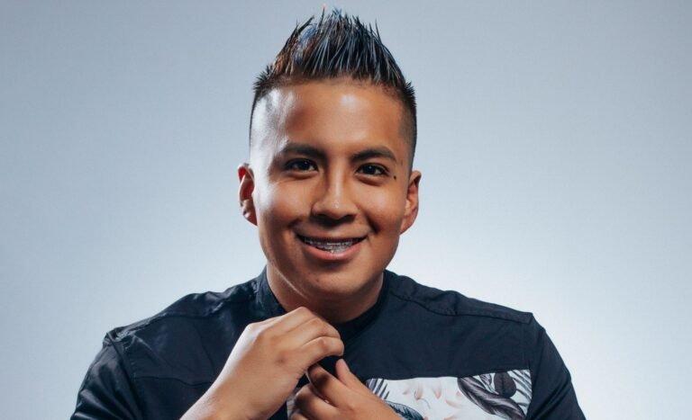 retrato de un cantante de cumbia