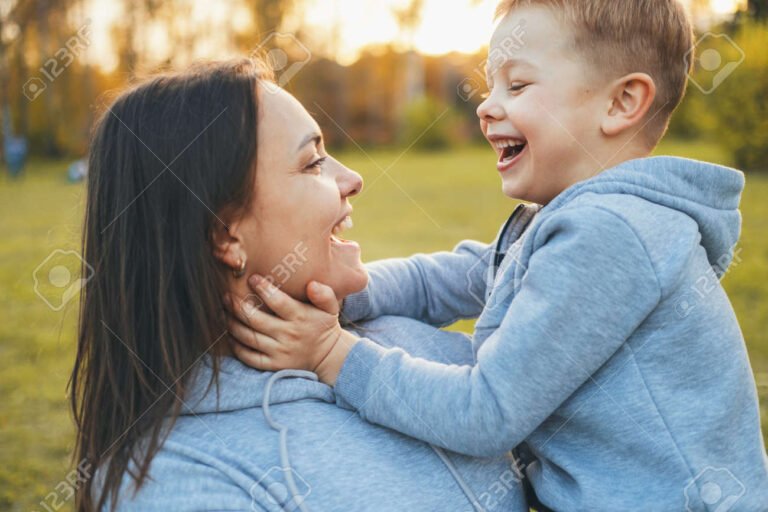 retrato de un nino con su madre