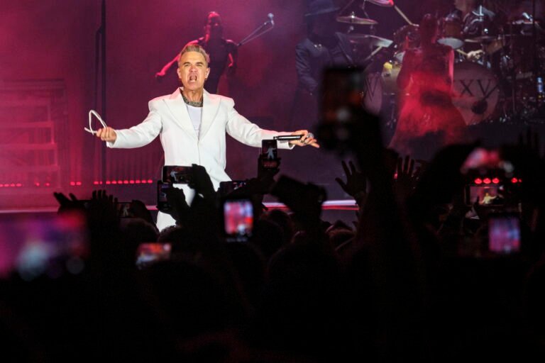 robbie williams en un concierto energico