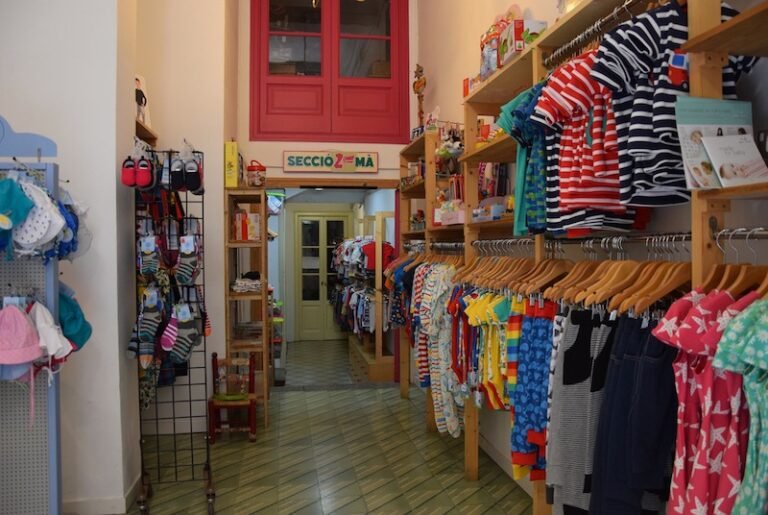 ropa colorida en una tienda de barrio