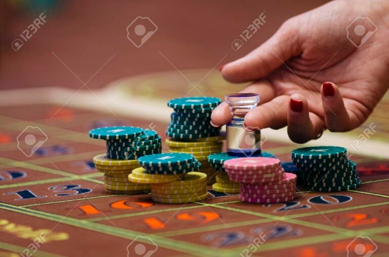 ruleta y fichas de casino en mesa