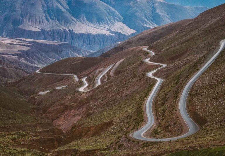 ruta serpenteante en el norte argentino