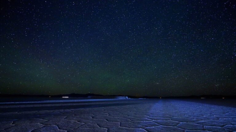 salinas grandes bajo un cielo estrellado