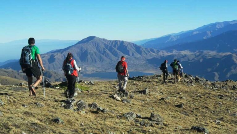sendero entre montanas en tafi del valle