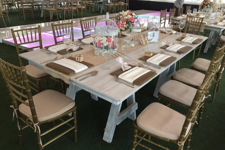 sillas y mesas elegantes en un evento