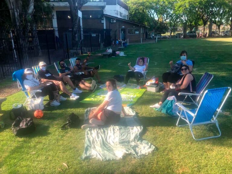 Qué actividades ofrece Sport Club Palmas del Pilar para sus socios 16 socios disfrutando actividades deportivas al aire libre