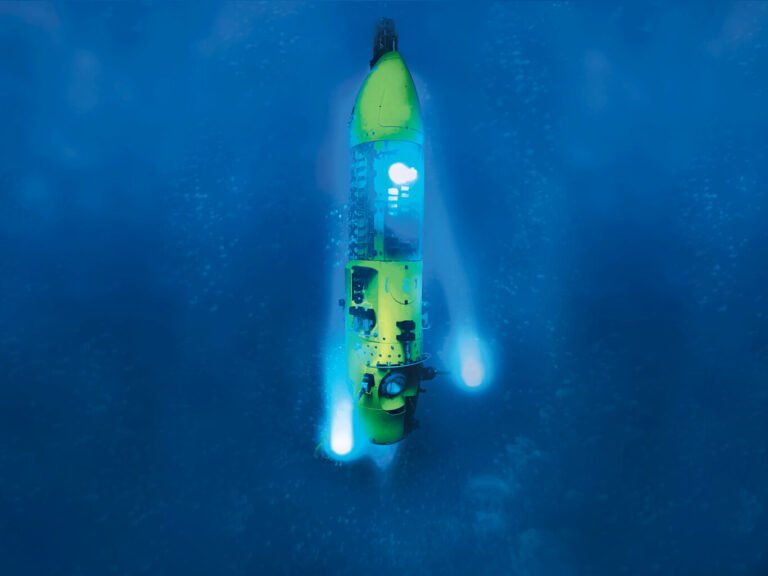 submarino en el oceano profundo