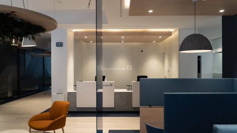 sucursal bancaria moderna y acogedora