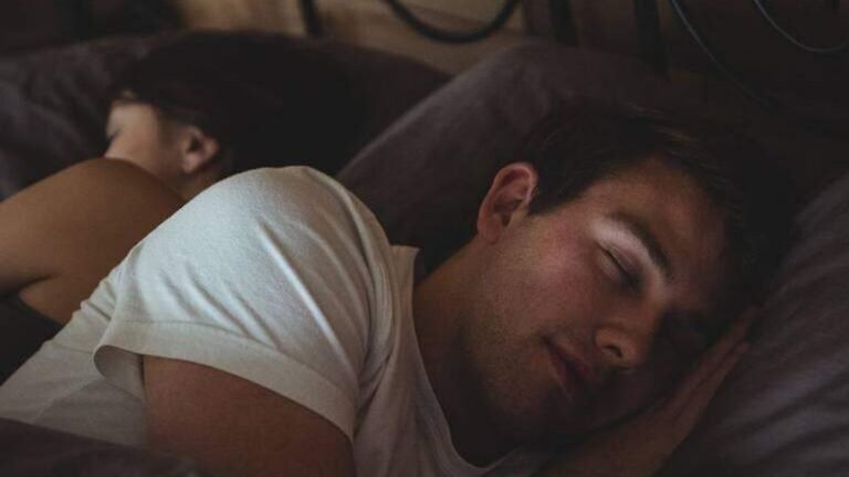 sueno de una pareja en la oscuridad