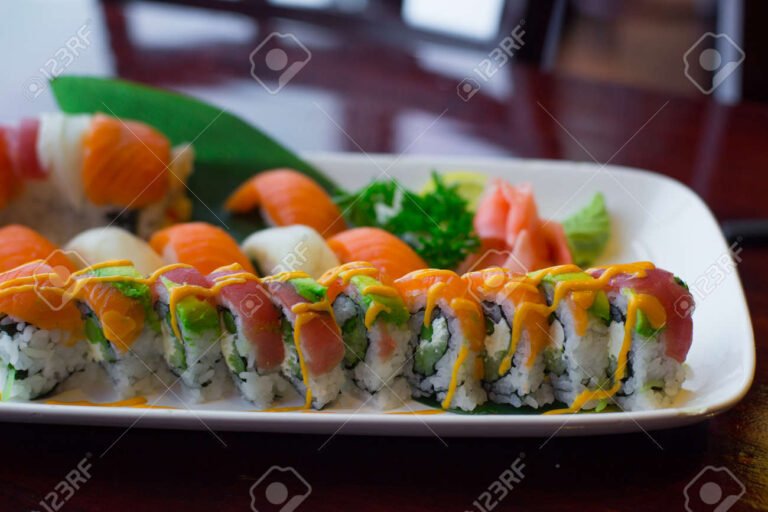 sushi roll en un plato colorido