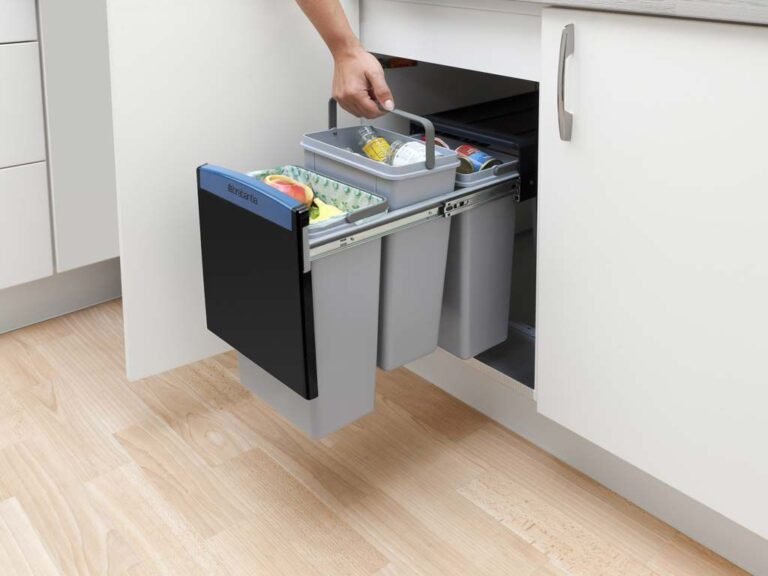 tachos de basura organizados en cocina moderna