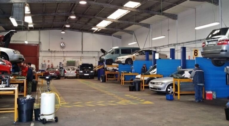 taller de automoviles con vehiculos en reparacion