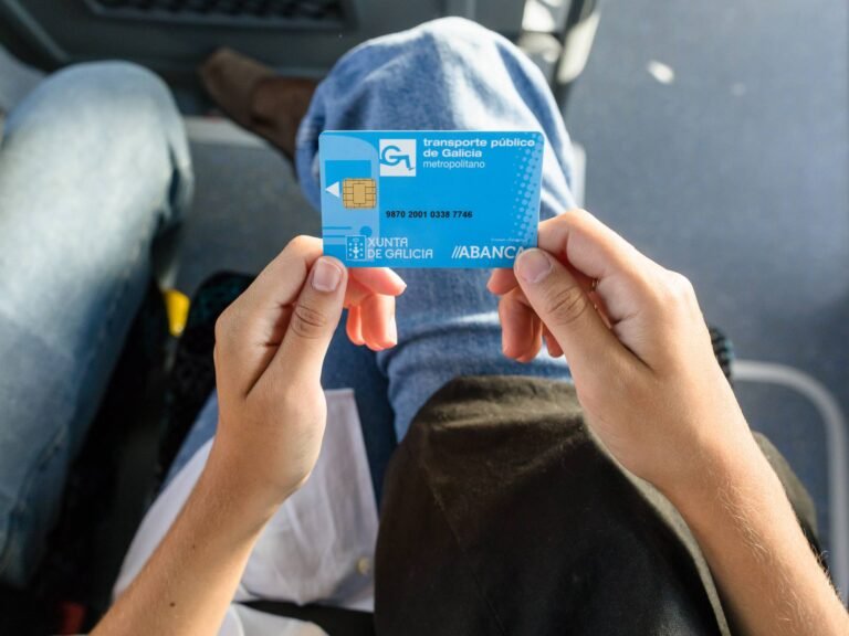 tarjetas de transporte en mano