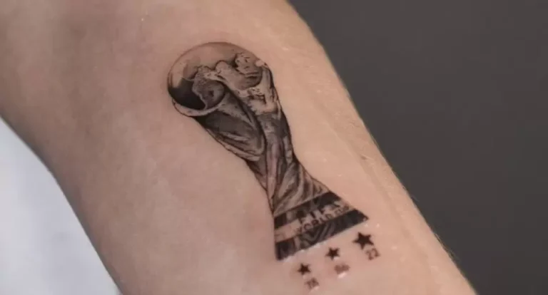 tatuaje de copa del mundo en brazo