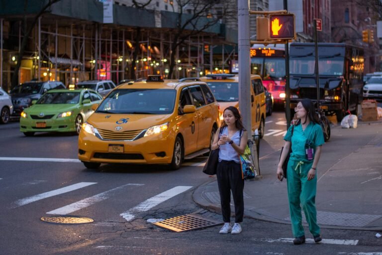 Cómo encontrar un taxi en Villa Carlos Paz rápidamente 4 taxi esperando en una calle bulliciosa