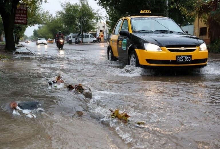 taxis esperando en una calle de guaymallen