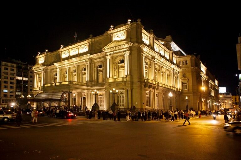 teatro colon iluminado de noche