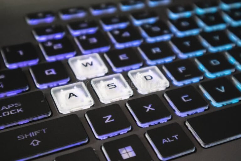 teclado de notebook con teclas resaltadas