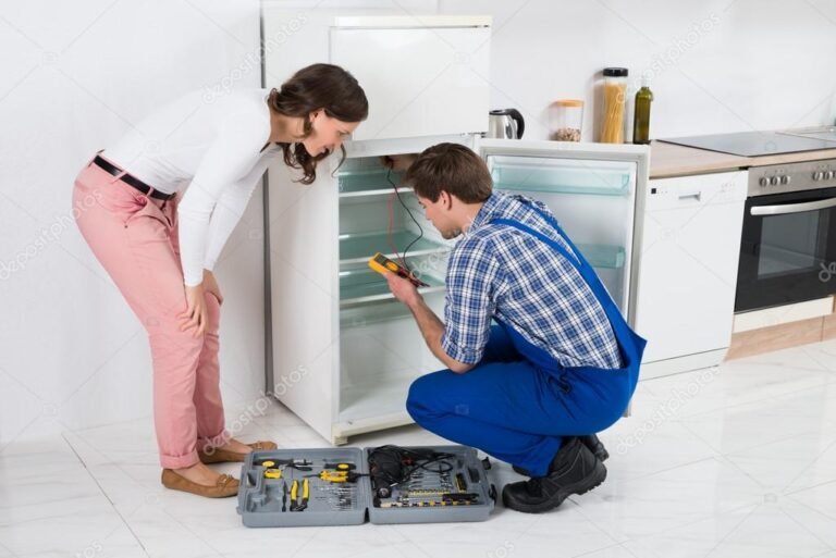 tecnico reparando heladera en casa