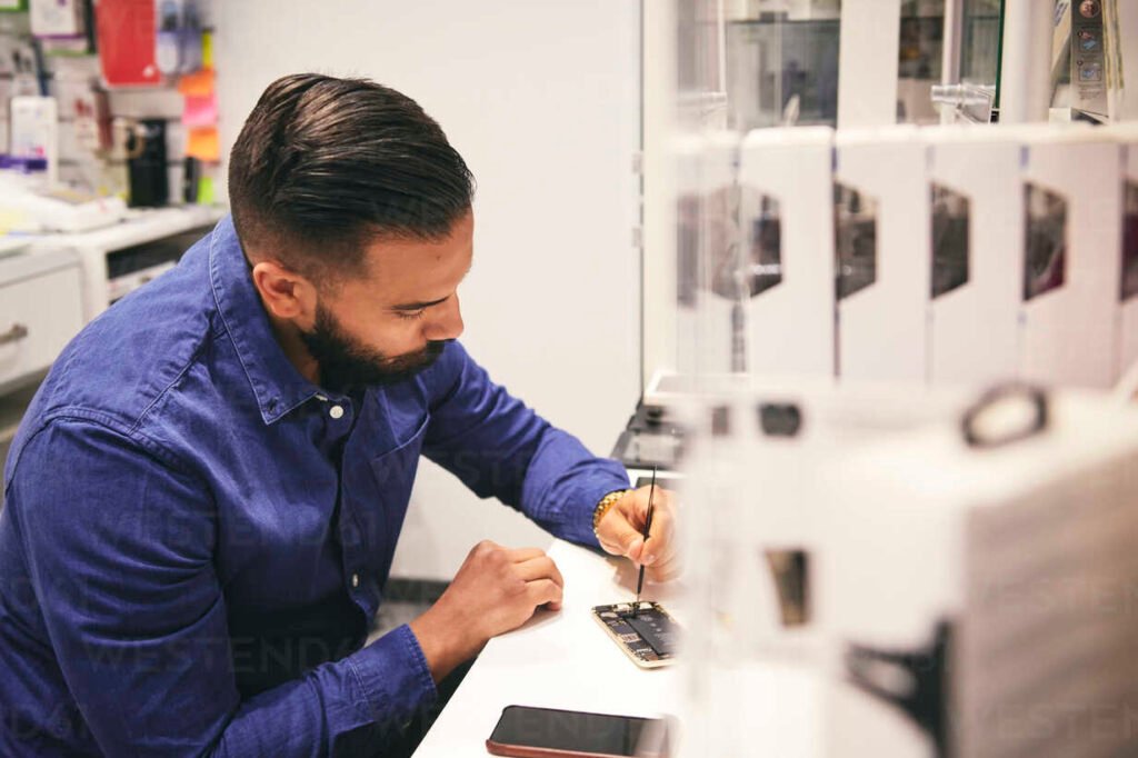 Dónde encontrar un técnico de celulares Cell Fox en Córdoba 1 tecnico reparando telefono movil en taller