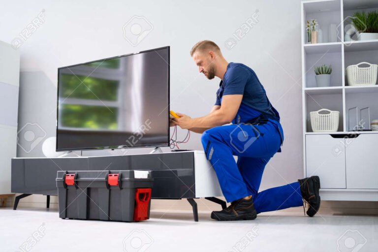 tecnico reparando televisor en casa