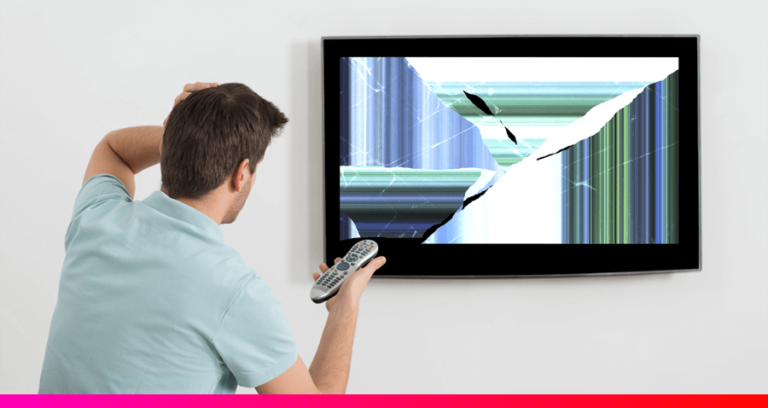 tecnico reparando una smart tv
