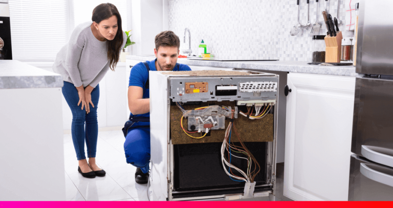 tecnico revisando electrodomestico en casa