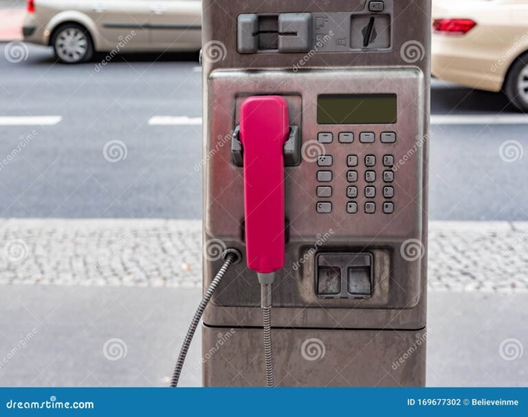 telefono antiguo con fondo urbano