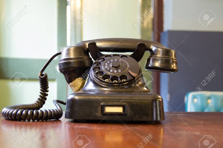 telefono antiguo en una mesa de oficina