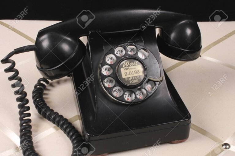 telefono antiguo sobre fondo decorativo