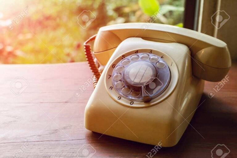 telefono antiguo sobre una mesa de madera 1